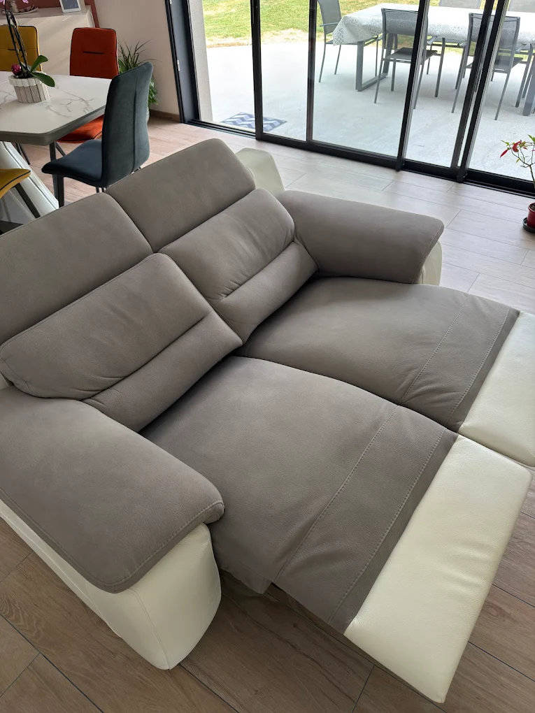 Canapé gris et blanc nettoyé dans salon moderne