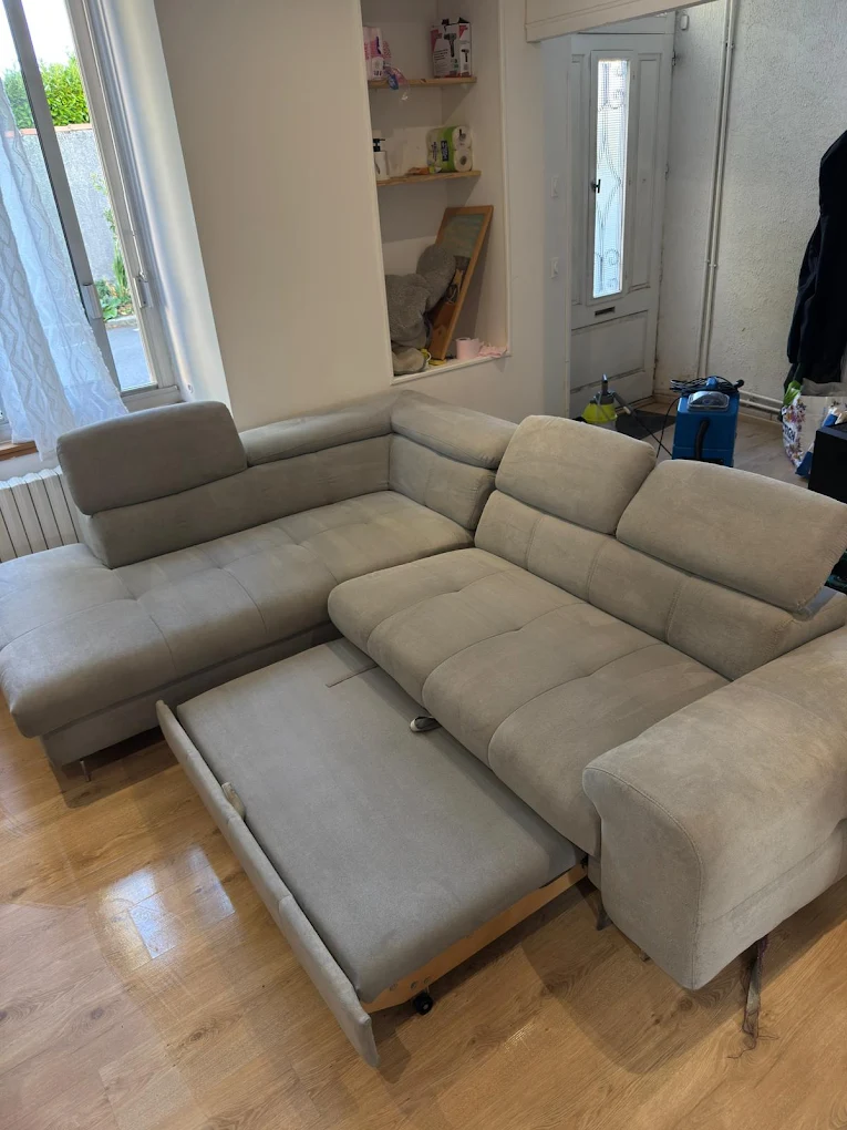 Canapé d'angle gris convertible après nettoyage