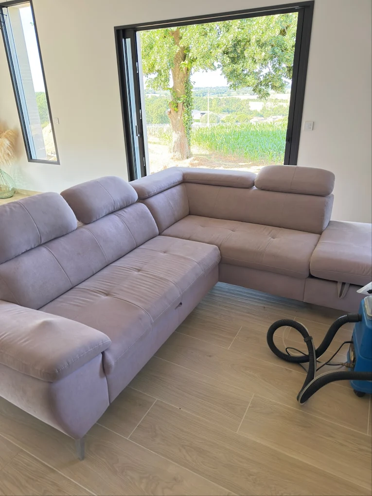 Canapé d'angle beige nettoyé avec équipement professionnel