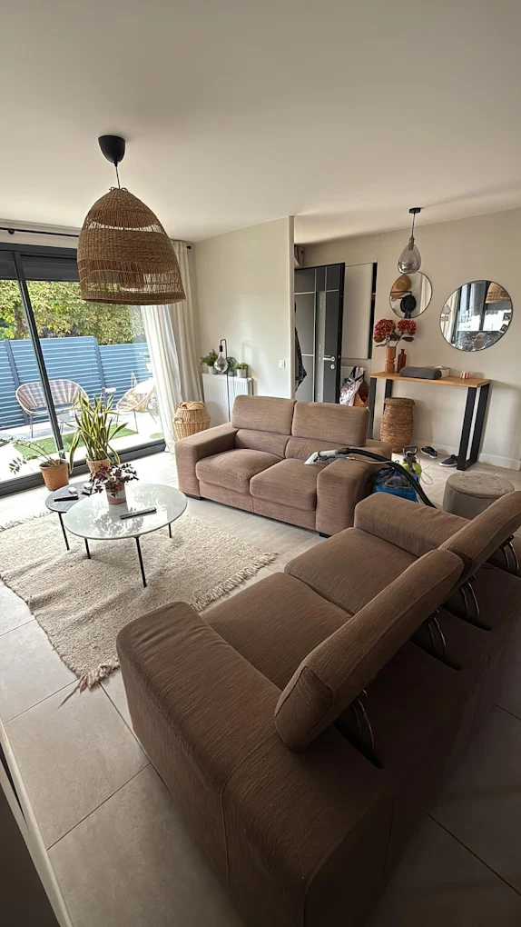 Salon avec canapé beige nettoyé en profondeur